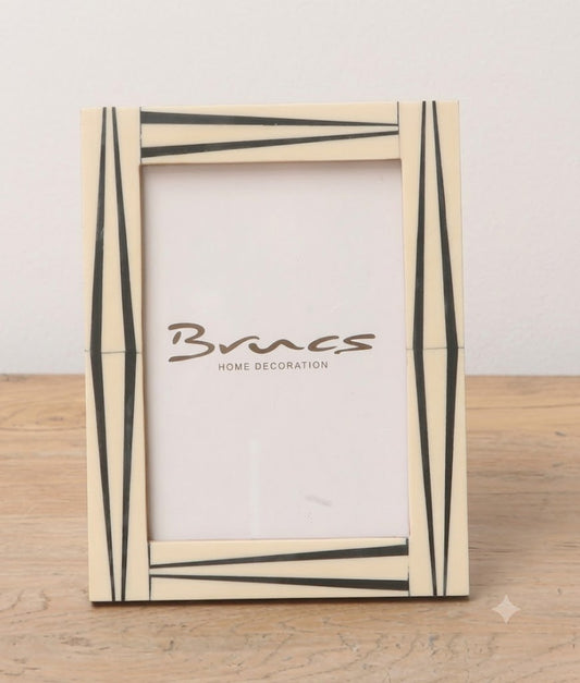 BLACK & WHITE RESIN PHOTO FRAME